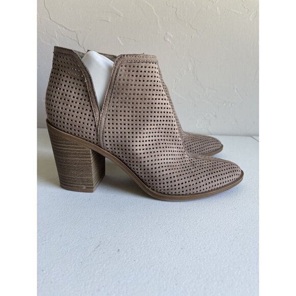 DV Dolce Vita Size 10 Tan Faux Suede Perforated  Ankle Booties Chukka Pull On We - Picture 1 of 8